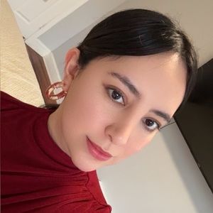 Meet your Posher, Larissa